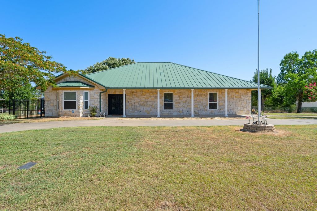 330 Mohawk Trail, East Tawakoni, TX 75472