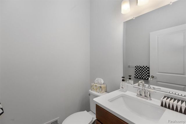 803 Balmoral Ln, Troy, MI 48085