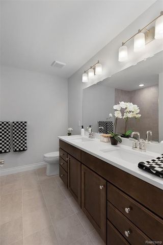 803 Balmoral Ln, Troy, MI 48085