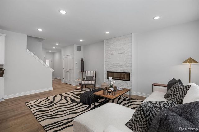 803 Balmoral Ln, Troy, MI 48085