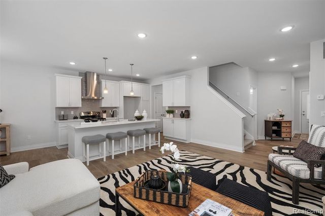 803 Balmoral Ln, Troy, MI 48085