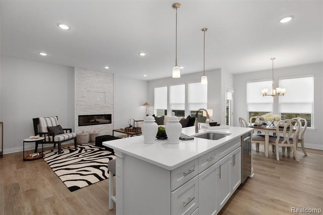 803 Balmoral Ln, Troy, MI 48085