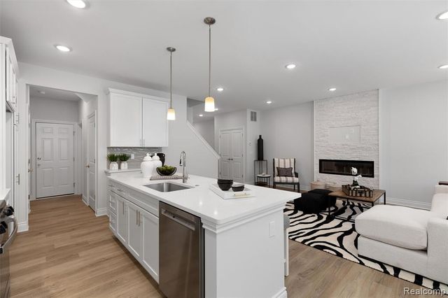 803 Balmoral Ln, Troy, MI 48085