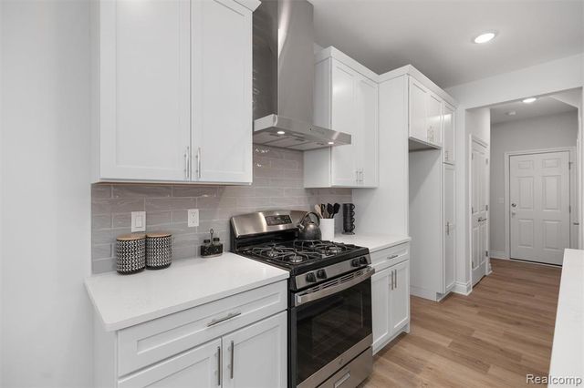 803 Balmoral Ln, Troy, MI 48085