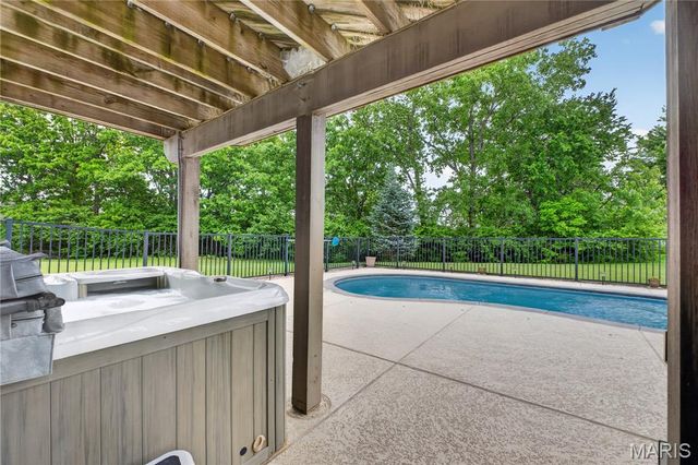 38 Glastonbury Court, Lake St Louis, MO 63367