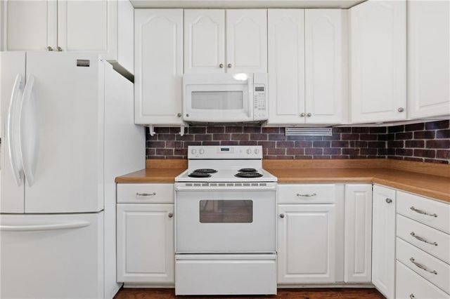 21222 W 70th Street, Shawnee, KS 66218