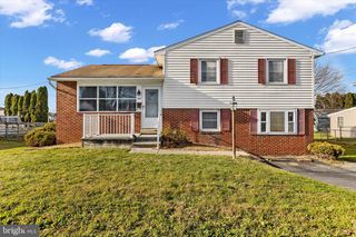 303 BRANDY LN, Mechanicsburg, PA 17055
