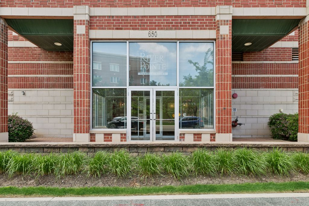 Image 2 of property listing at 650 S River Road 301, Des Plaines, IL 60016