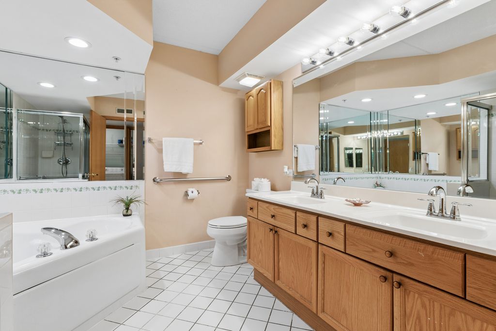 Image 12 of property listing at 650 S River Road 301, Des Plaines, IL 60016