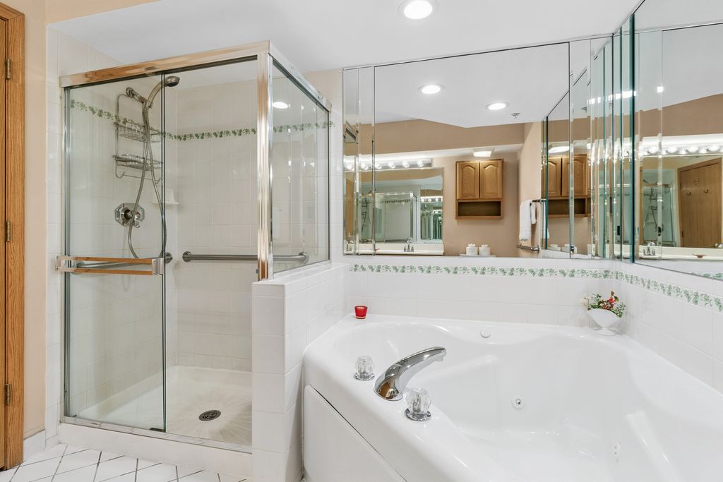 Image 13 of property listing at 650 S River Road 301, Des Plaines, IL 60016
