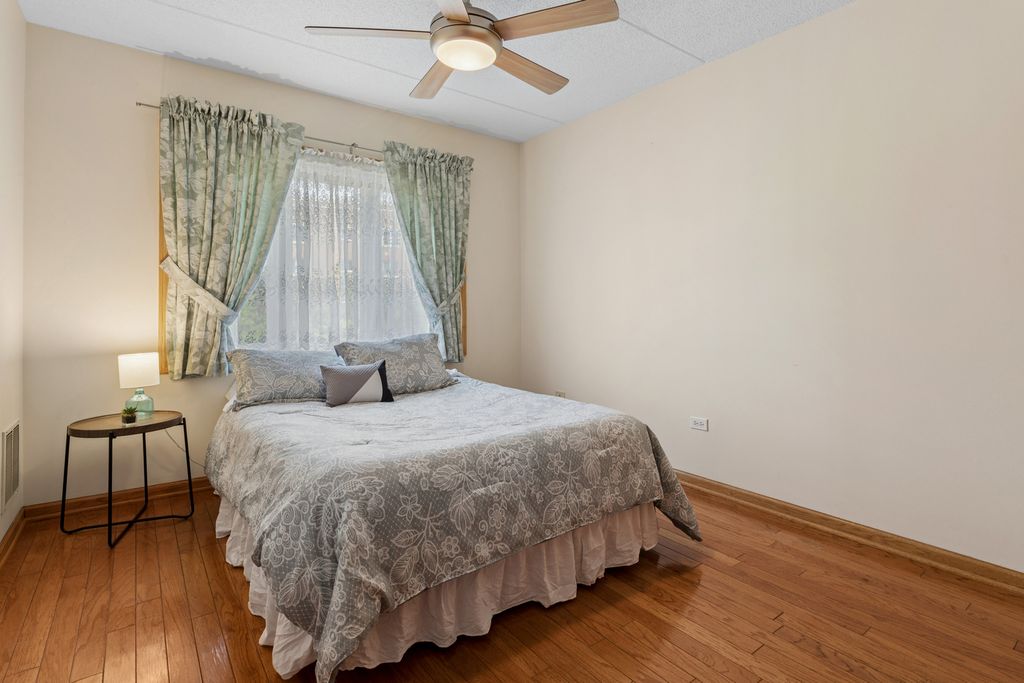 Image 14 of property listing at 650 S River Road 301, Des Plaines, IL 60016