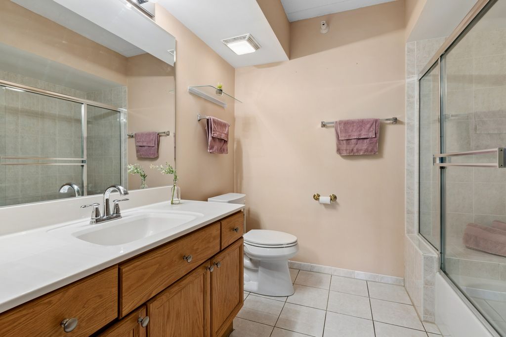 Image 15 of property listing at 650 S River Road 301, Des Plaines, IL 60016