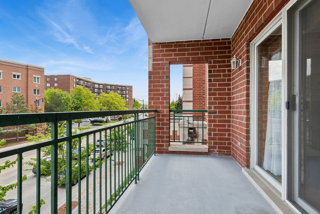 Image 17 of property listing at 650 S River Road 301, Des Plaines, IL 60016