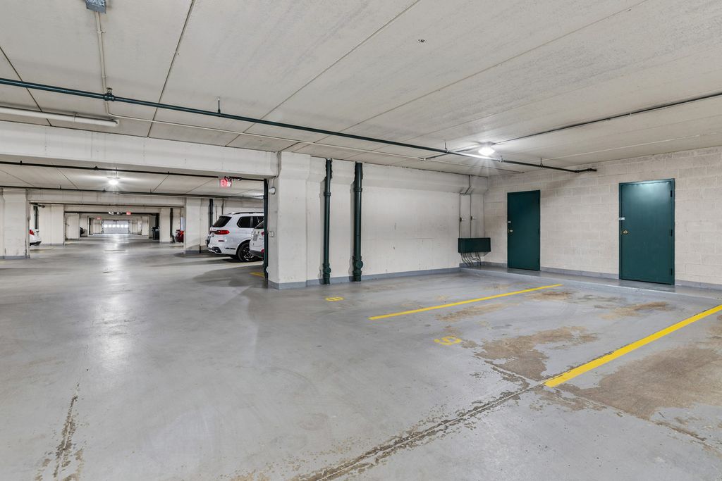Image 18 of property listing at 650 S River Road 301, Des Plaines, IL 60016