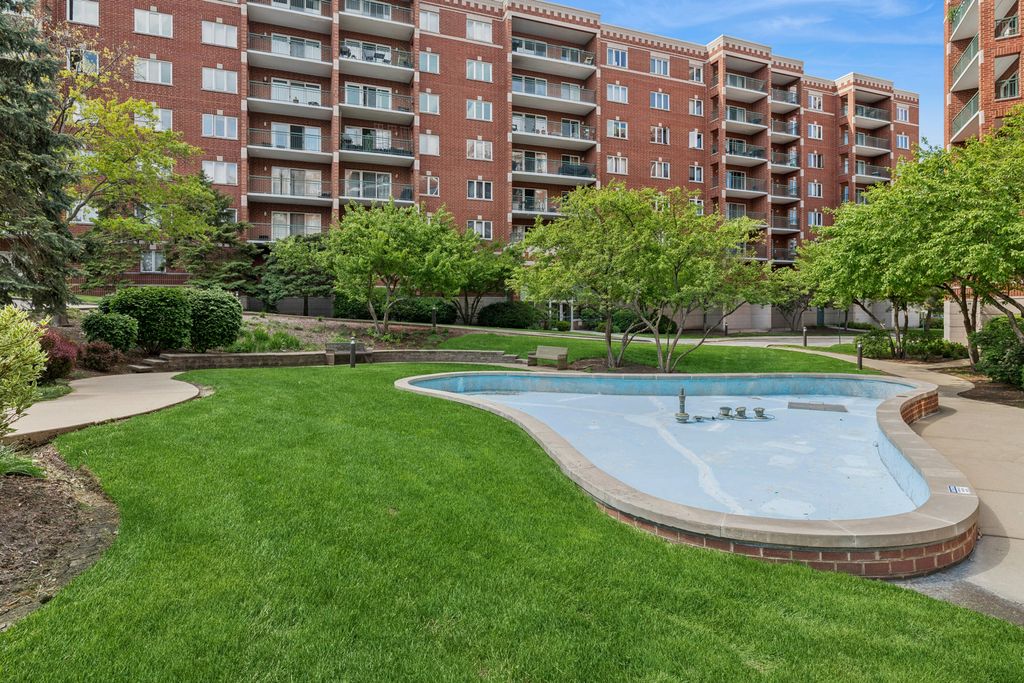 Image 20 of property listing at 650 S River Road 301, Des Plaines, IL 60016