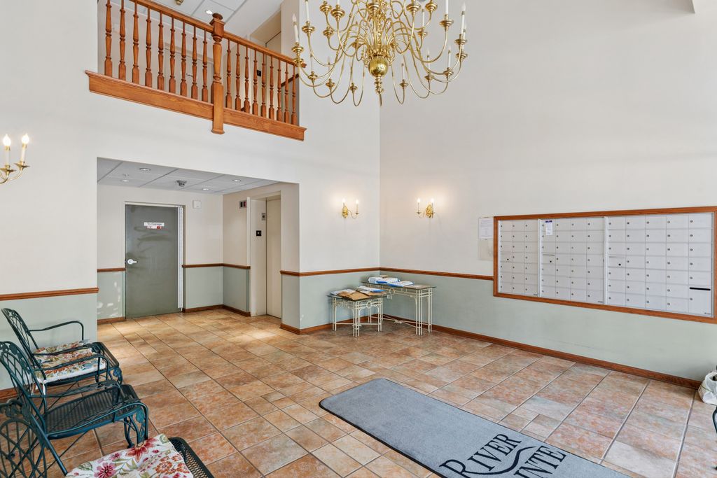 Image 3 of property listing at 650 S River Road 301, Des Plaines, IL 60016