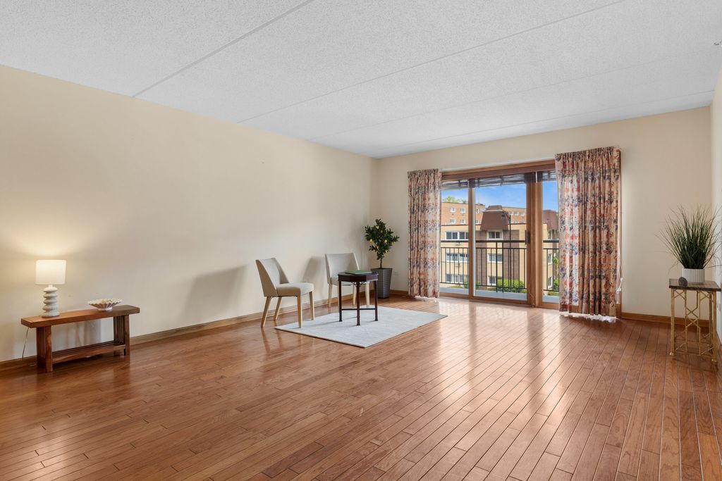Image 4 of property listing at 650 S River Road 301, Des Plaines, IL 60016