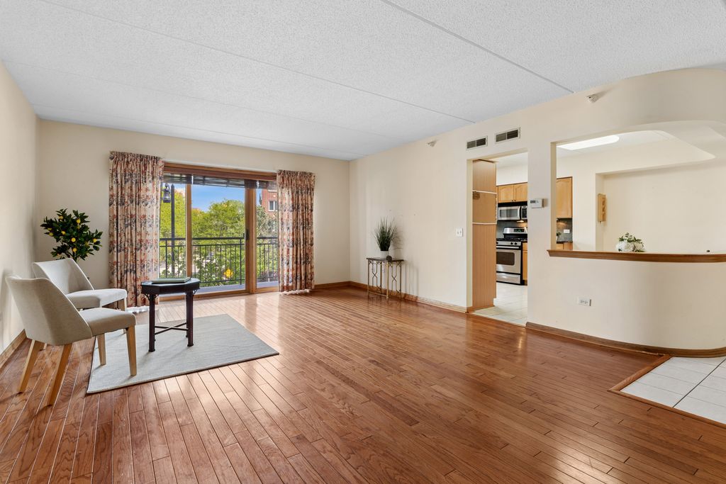 Image 5 of property listing at 650 S River Road 301, Des Plaines, IL 60016