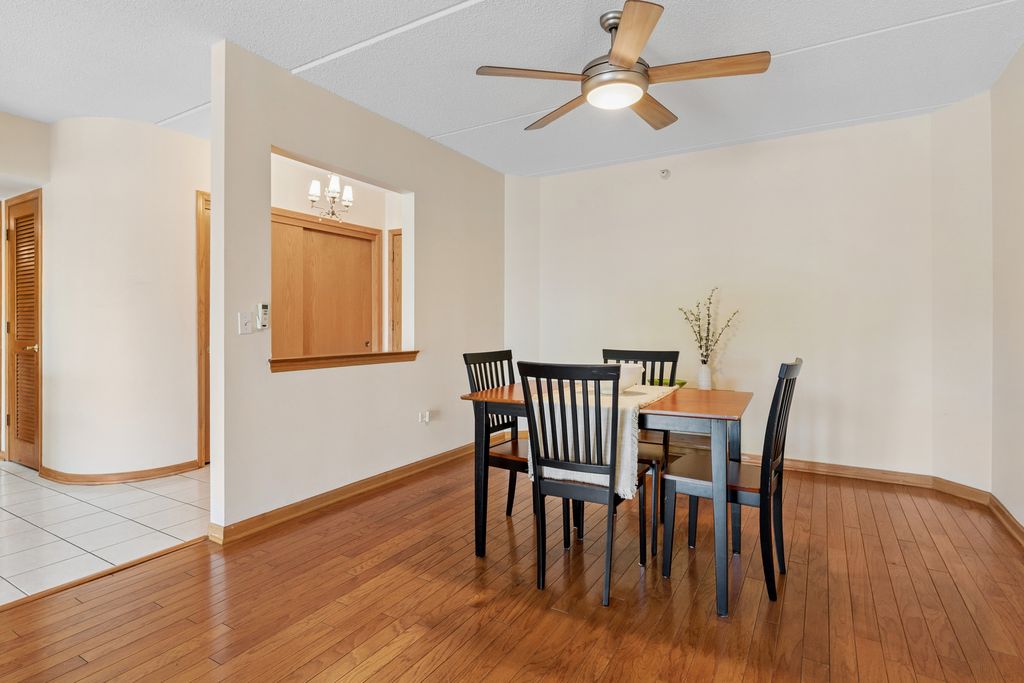 Image 6 of property listing at 650 S River Road 301, Des Plaines, IL 60016