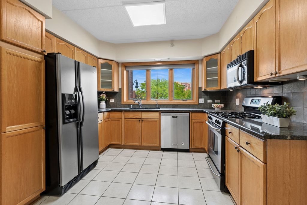 Image 7 of property listing at 650 S River Road 301, Des Plaines, IL 60016