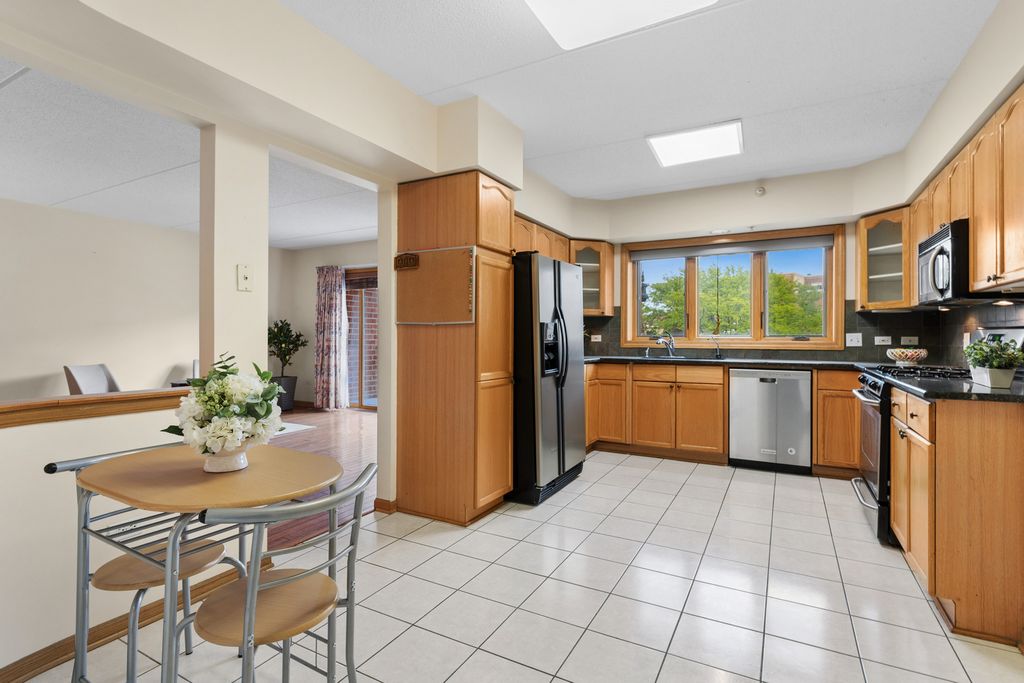 Image 8 of property listing at 650 S River Road 301, Des Plaines, IL 60016