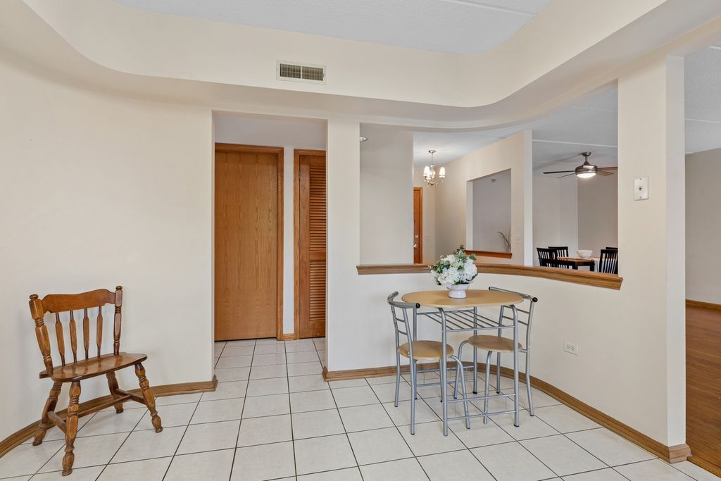 Image 9 of property listing at 650 S River Road 301, Des Plaines, IL 60016