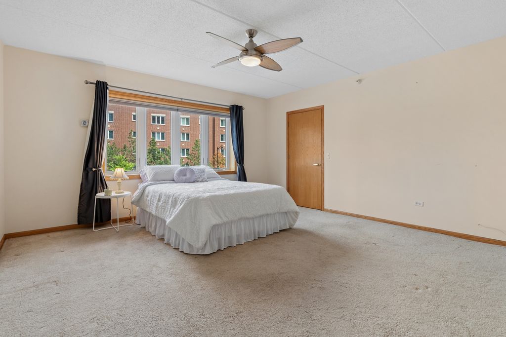 Image 10 of property listing at 650 S River Road 301, Des Plaines, IL 60016