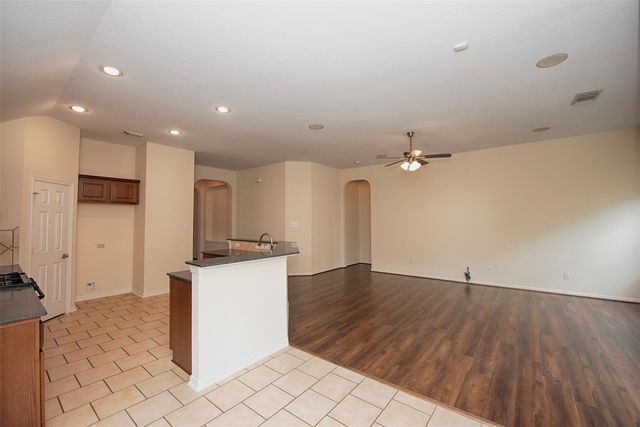 2725 Hidden Landing Drive, Pearland, TX 77584