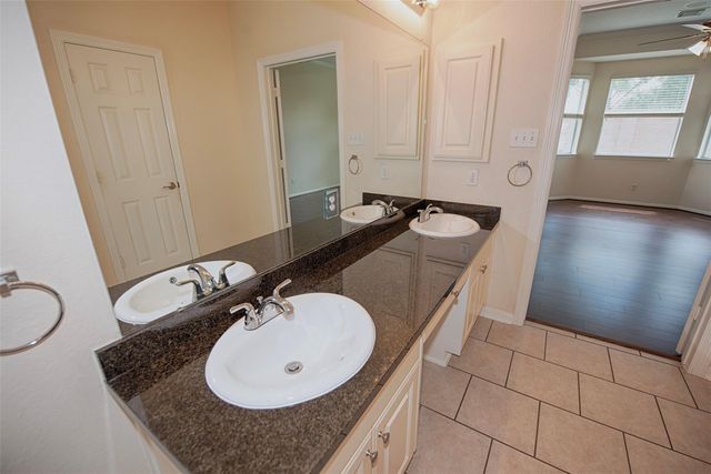 2725 Hidden Landing Drive, Pearland, TX 77584