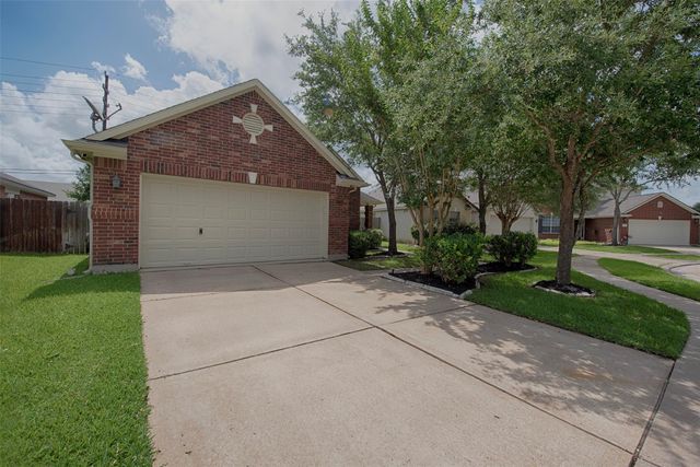 2725 Hidden Landing Drive, Pearland, TX 77584