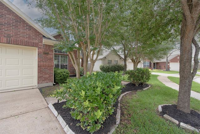 2725 Hidden Landing Drive, Pearland, TX 77584