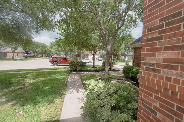 2725 Hidden Landing Drive, Pearland, TX 77584
