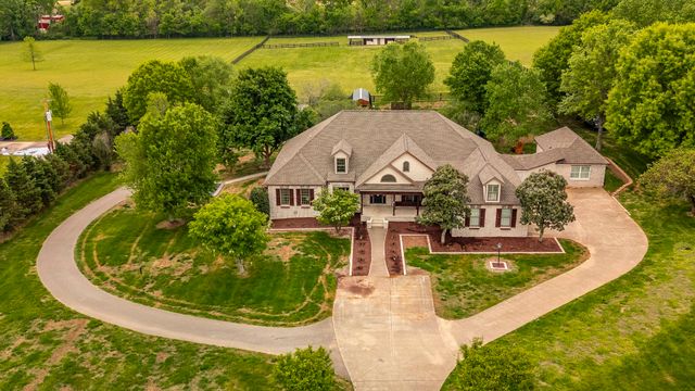 1205 Sequoya Trl, Columbia, TN 38401