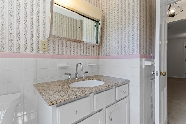 10 Colonial Circle, Hampton, NH 03842