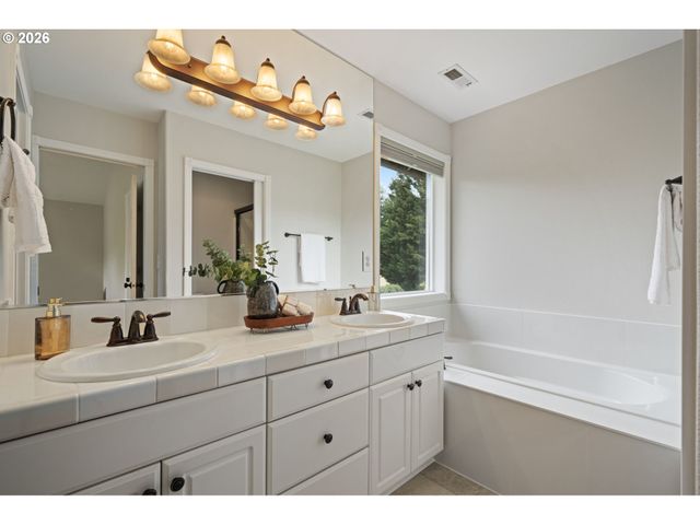 17700 Ne 28TH St, Vancouver, WA 98682
