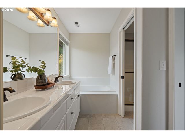 17700 Ne 28TH St, Vancouver, WA 98682