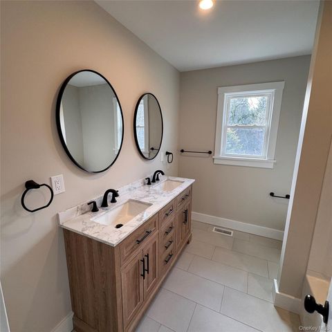 91 17th Street, Wading River, NY 11792