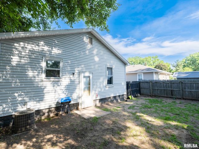 9 HECKER Court, Pekin, IL 61554