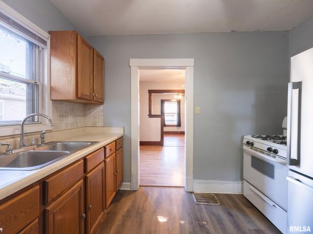 9 HECKER Court, Pekin, IL 61554