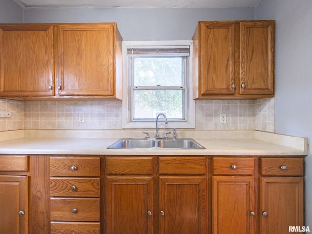 9 HECKER Court, Pekin, IL 61554