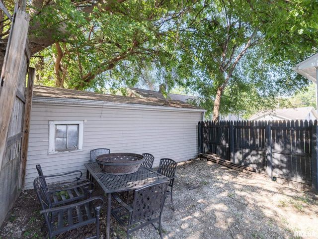 9 HECKER Court, Pekin, IL 61554
