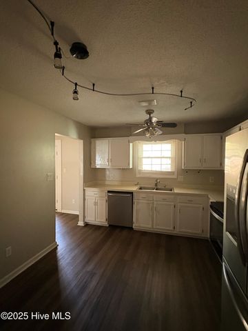 502 W Hilltop Court, Jacksonville, NC 28546