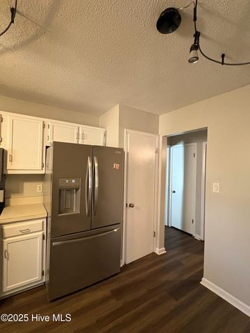 502 W Hilltop Court, Jacksonville, NC 28546