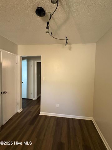 502 W Hilltop Court, Jacksonville, NC 28546