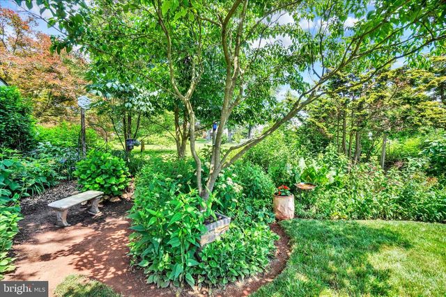 2437 HEATHER RD, York, PA 17408