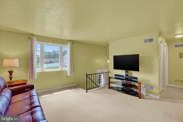2437 HEATHER RD, York, PA 17408