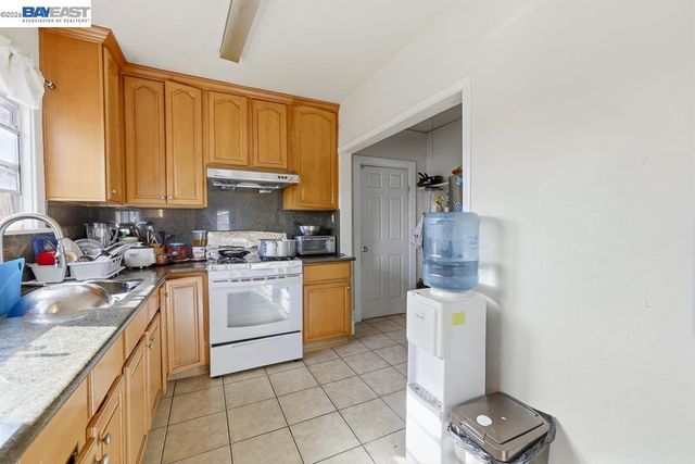 7419 Hillside St, Oakland, CA 94605