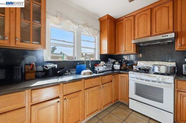 7419 Hillside St, Oakland, CA 94605