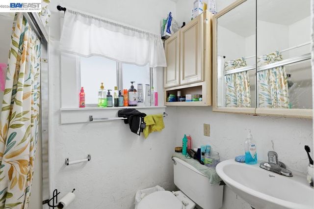 7419 Hillside St, Oakland, CA 94605
