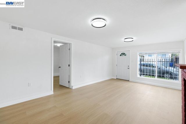 7419 Hillside St, Oakland, CA 94605